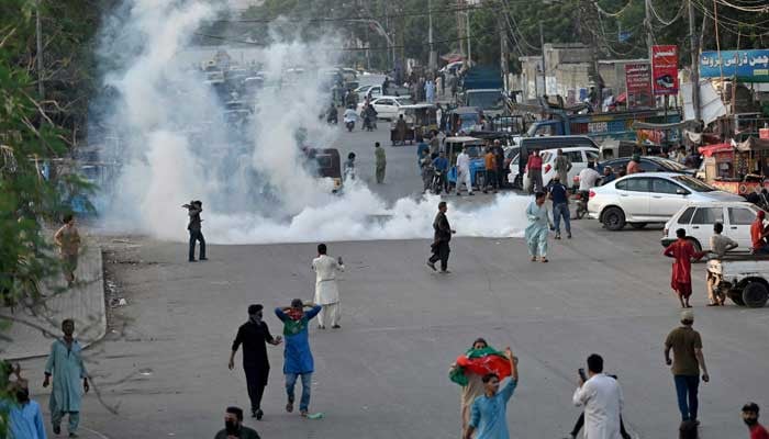 کراچی: پی ٹی آئی کا صدر میں احتجاج، پولیس نے منتشر کردیا، ٹریفک کی روانی متاثر